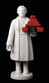 Женщина с моделью Ленинского мавзолея